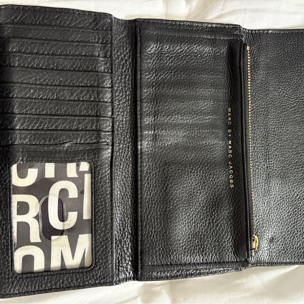 Marc by Marc Jacobs Black Wallet with Gold Plaque - Picture 5 of 9